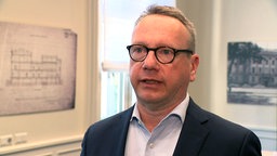 NRW-Justizminister (Grüne) Limbach bei einer Pressekonferenz in Düsseldorf