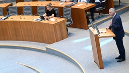 Der CDU-Abgeordnete Bodo Löttgen (vorn) spricht während der Debatte im Landtag.