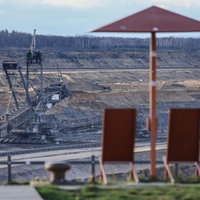 Elsdorf: Ein Bagger steht in der Nähe des Aussichtspunktes Terra Nova im Tagebau Hambach