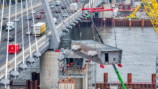 Luftaufnahme vom Baustellenbereich West der neuen Leverkusener Rheinbrücke in Köln-Merkenich.