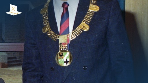 Martin Schulz trägt als damaliger Bürgermeister von Würselen (Nordrhein-Westfalen) die Amtskette des Stadtoberhauptes, aufgenommen 1988