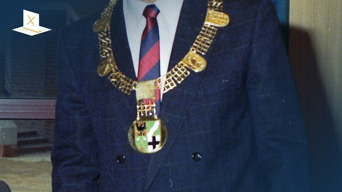 Martin Schulz trägt als damaliger Bürgermeister von Würselen (Nordrhein-Westfalen) die Amtskette des Stadtoberhauptes, aufgenommen 1988