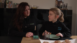 Jamie-Lynn und Jennifer Kohlenberg  essen Pizza in ihrem Wohnzimmer