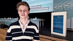 Robert Sonnenschein (16) ist in einer Schulaula bei einer Versammlung der CDU Düsseldorf