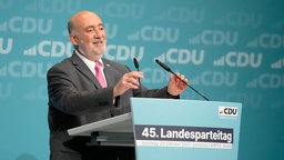 Auf der Bühne des Landesparteitags steht Ron Prosor und lächelt ins Publikum