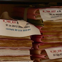 Alte Akten von Fällen von Gewaltverbrechen stapeln sich bei der Kripo Köln