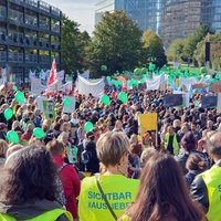 Menschen mit bunten Plakaten demonstrieren vor dem Landtag in Düsseldorf