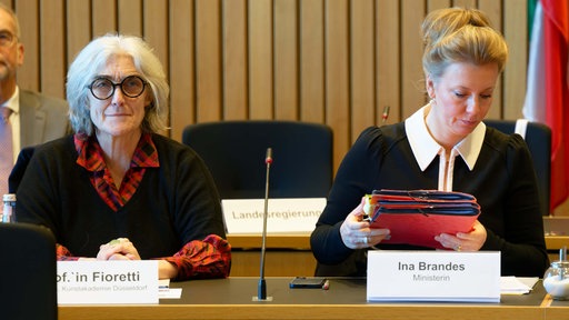 Donatella Fioretti und Kulturministerin Ina Brandes bei der Sondersitzung des Kulturausschusses