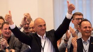 CDU-Kandidat Alexander Kalouti jubelt über das Ergebnis der Stichwahl in Dortmund