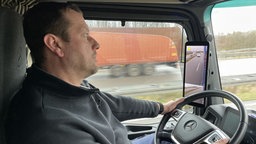 LKW-Fahrer Daniel Mertins auf der Wiehltalbrücke