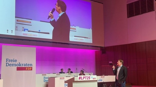 FDP-Parteitag in Duisburg mit Blick auf die Bühne und Generalsekretär Körner