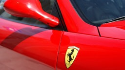 Roter Ferarri mit Logo