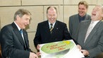Wolfgang Clement und Peer Steinbrück (SPD) schneiden einen Kuchen an im Jahr 2002