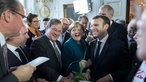Damalige Ministerpräsident Armin Laschet, Kanzlerin Angela Merkel (beide CDU) und Frankreichs Präsident Emmanuel Macron lachen im Jahr 2019 bei Unterzeichnung des Aachener Vertrages