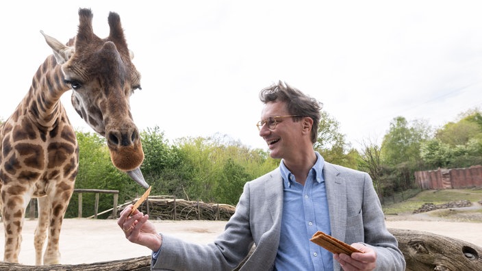 NRW-Ministerpräsident Hendrik Wüst (CDU) füttert eine Giraffe