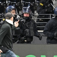 Ein Frankfurter Ultra zeigt Polizeibeamten den Mittelfinger. Nach dem Spiel hatten die Ultras versucht, zum Block der Fans von Saint-Gilloise zu gelangen.