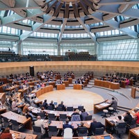 Die Abgeordneten des Landtags in NRW wie sie im Plenarsaal sitzen