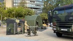 Bundeswehr- Ausrüstung und LKW in Tarnfarben aufgebaut vor dem NRW-Landtag