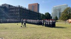 Bundeswehr Rekruten stehen in Uniform auf der Wiese vor dem NRW-Landtag im Hintergrund ist ein Parkhaus zu sehen und das Stadttor.