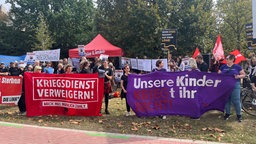 Demonstranten mit Plakaten