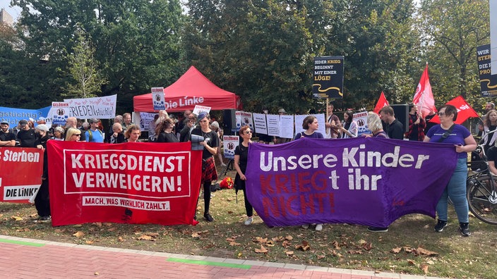 Demonstranten mit Plakaten