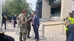 Europaminister Liminski beim Handschlag mit Soldaten