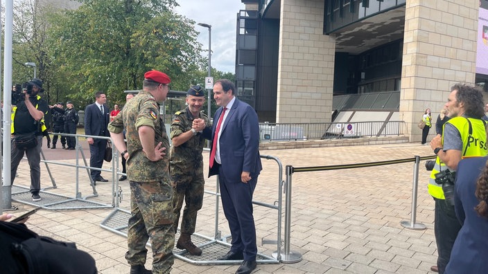 Europaminister Liminski beim Handschlag mit Soldaten