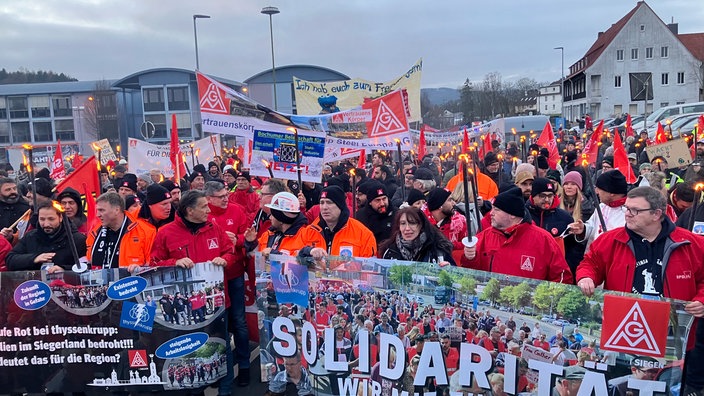 Beschäftigte von Thyssenkrupp Steel demonstrieren gegen eine geplante Standortschließung im Siegerland. Um die Thyssenkrupp-Stahlsparte wieder fit zu bekommen, soll auch ein Standort in Kreuztal-Eichen mit 600 Beschäftigten dicht gemacht werden.