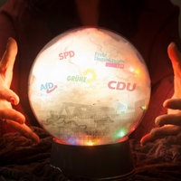 Glaskugel mit Blick auf den Landtag und die Parteien CDU, SPD, Grüne, FDP, AfD