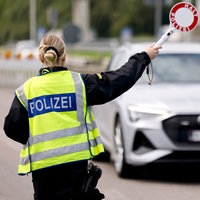 Polizistin bei der Grenzkontrolle