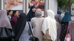 Frauen mit Salafismus-Influencerin Hanna Hansen
