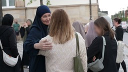 Hanna Hansen mit der Mutter einer Followerin