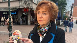 Barbara Havliza mit Bierdeckel "Jeck aber sicher"