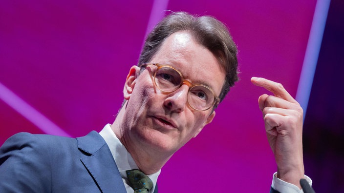 Ministerpräsident Hendrik Wüst spricht auf der Jahrestagung des Beamtenbundes und hebt den Zeigefinger einer Hand