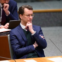 Hendrik Wüst sitzt im NRW-Landtag auf seinem Platz