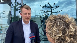 Henning Höne, FDP-Landesvorsitzender in NRW im Gespräch mit WDR-Reporterin