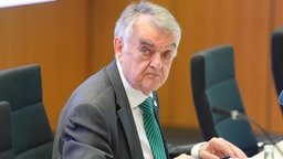 NRW-Innenminister Herbert Reul (CDU) bei der Vorstellung des Verfassungsschutzgesetzes