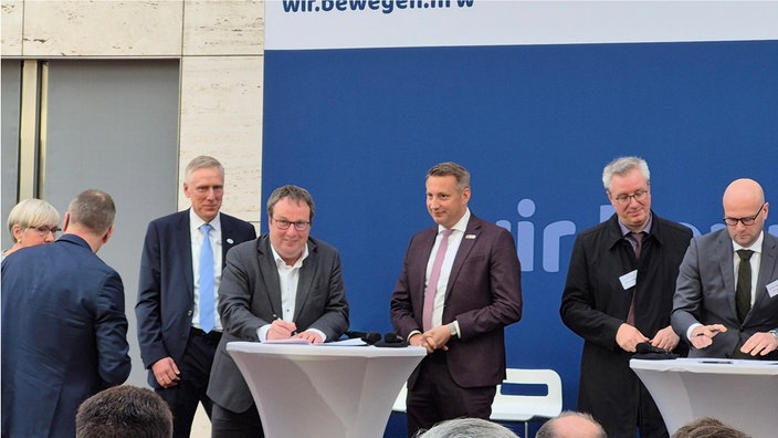 Umweltminister Oliver Krischer unterzeichnet den "Pakt für Hochwasserschutz“
