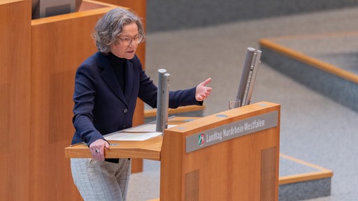 Ina Scharrenbach am Rednerpult im NRW-Landtag, Aufnahme vom 26.03.2025