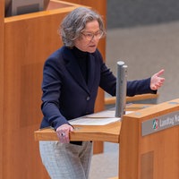 Ina Scharrenbach am Rednerpult im NRW-Landtag, Aufnahme vom 26.03.2025