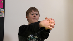 Lukas in seinem Klassenzimmer