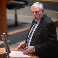 Karl-Josef Laumann (CDU), Minister für Arbeit, Gesundheit und Soziales des Landes Nordrhein-Westfalen, spricht zu den Abgeordneten