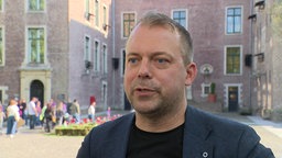 Christian Pakusch (CDU), Bürgermeister in Willich spricht in ein Mikrofon