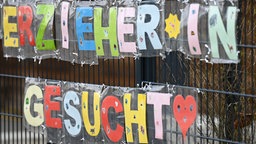 Erzieher*in gesucht - Schild vor Kita
