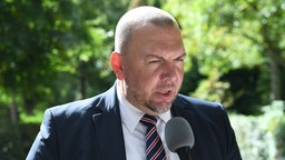 Klaus Esser, AfD, spricht in ein Mikrofon