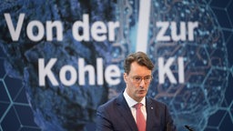 Ministerpräsident Wüst (CDU) bei einer Pressekonferenz zu KI in NRW