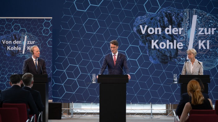 Ministerpräsident Hendrik Wüst (M, CDU), in der Vertretung des Landes NRW mit Brad Smith (l), Präsident von Microsoft, und Dorothee Feller (r, CDU), Ministerin für Schule und Bildung