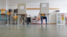 Blick auf Wahlkabinen in einem Wahlraum