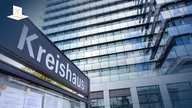 Kreisverwaltung für den Kreis Siegen-Wittgenstein, ein mehrstöckiges Gebäude, im Vordergrund ist ein Hinweisschild mit der Aufschrift "Kreishaus" zu sehen