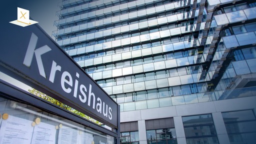 Kreisverwaltung für den Kreis Siegen-Wittgenstein, ein mehrstöckiges Gebäude, im Vordergrund ist ein Hinweisschild mit der Aufschrift "Kreishaus" zu sehen